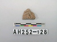 藏品(灰色夾砂陶片)的圖片